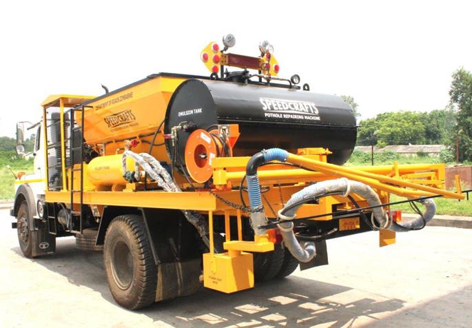 The state-of-the-art machinery will send a pitch to the photo app in Solapur | सोलापूर शहरातील खड्ड्यांचे फोटो अॅपवर पाठवताच अत्याधुनिक यंत्रानं रस्ता होणार चकाचक The state-of-the-art machinery will send a pitch to the photo app in Solapur | सोलापूर शहरातील खड्ड्यांचे फोटो अॅपवर पाठवताच अत्याधुनिक यंत्रानं रस्ता होणार चकाचक