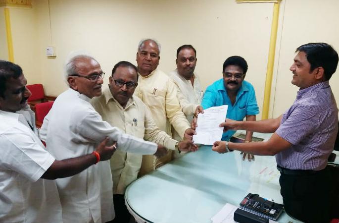 The protest movement against the auction of municipal plots in Solapur | सोलापूरातील महापालिकेच्या गाळे लिलाव विरोधात व्यापाºयांचे धरणे आंदोलन