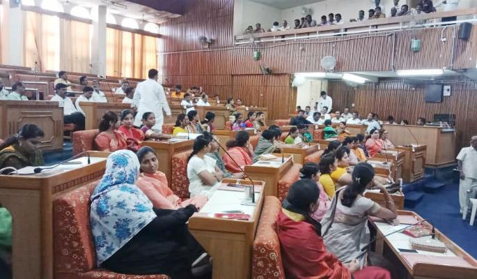 The meeting of the municipal corporation against the violence against the girls in the city is tahakub | नगर येथील अल्पवयीन मुलीवर झालेल्या अत्याचाराच्या निषेधार्थ सोलापूर महापालिकेची सभा तहकुब The meeting of the municipal corporation against the violence against the girls in the city is tahakub | नगर येथील अल्पवयीन मुलीवर झालेल्या अत्याचाराच्या निषेधार्थ सोलापूर महापालिकेची सभा तहकुब