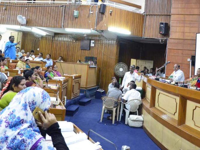 Solapur Municipal Assembly; Member said Tukaram Mundane; Dhakane said, I am capable! | सोलापूर मनपा सभा ; सदस्य म्हणाले तुकाराम मुंढेंना बोलवा; ढाकणे म्हणाले, मी सक्षम !