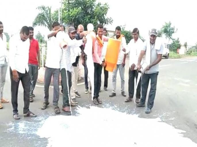 Pay the heavy rainfall subsidy immediately; Milk was thrown on the road in Goregaon | अतिवृष्टीचे अनुदान सरसकट द्या; गोरेगावात दूध रस्त्यावर फेकत आंदोलन Pay the heavy rainfall subsidy immediately; Milk was thrown on the road in Goregaon | अतिवृष्टीचे अनुदान सरसकट द्या; गोरेगावात दूध रस्त्यावर फेकत आंदोलन