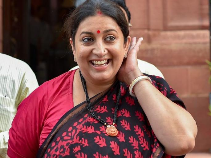 Har Har Ganga ... Imperial baths of Smriti Irani in Prayagraj, Photograph of Dip taking viral | हर हर गंगे... प्रयागराजमध्ये स्मृती इराणींचे शाही स्नान, डुबकी घेतल्याचा फोटो व्हायरल