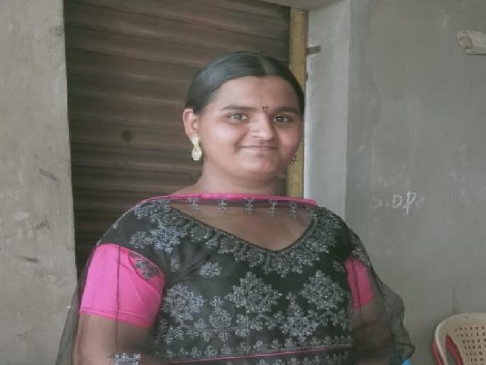 Smita Digambar Budke who was selling flower garlands at the door of Sant Balumama Mandir, scored 87.67 percent marks in Commerce in the 12th examination | HSC Result 2022: दररोज हार विकले पण स्मिताने 'हार' नाही मानली, वाणिज्य शाखेत मिळवले ८७.६७ टक्के Smita Digambar Budke who was selling flower garlands at the door of Sant Balumama Mandir, scored 87.67 percent marks in Commerce in the 12th examination | HSC Result 2022: दररोज हार विकले पण स्मिताने 'हार' नाही मानली, वाणिज्य शाखेत मिळवले ८७.६७ टक्के
