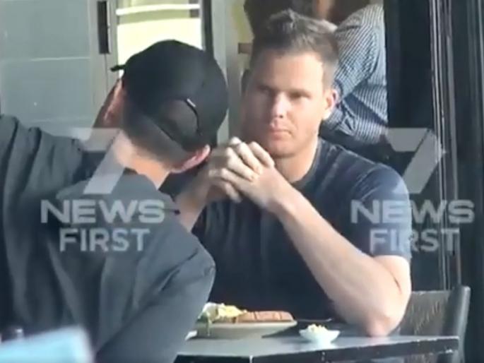 India vs Australia: Steven Smith giv secret tips to Australia's coach justin langer | IND vs AUS : भारताला धोका, स्टीव्हन स्मिथ देतोय ऑस्ट्रेलियाच्या कोचला 'सिक्रेट टिप्स'!