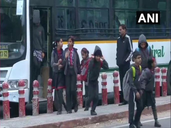 Delhi Pollution parents wants smog break in schools every year | Delhi Pollution : विद्यार्थ्यांना हवा 'स्मॉग ब्रेक'; पालकांची मागणी Delhi Pollution parents wants smog break in schools every year | Delhi Pollution : विद्यार्थ्यांना हवा 'स्मॉग ब्रेक'; पालकांची मागणी
