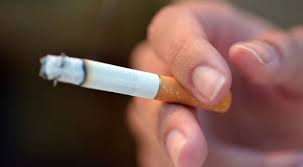 In England, millions of young are quitting smoking, | कोरोनाच्या भीतीने इंग्लंडमध्ये तरुण मुलांनी सोडलं स्मोकिंग! In England, millions of young are quitting smoking, | कोरोनाच्या भीतीने इंग्लंडमध्ये तरुण मुलांनी सोडलं स्मोकिंग!