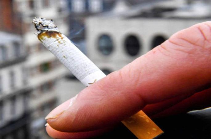 Smokers at higher risk of coronas: Expert information | धूम्रपान करणाऱ्यांना कोरोनाचा जास्त धोका : तज्ज्ञाची माहिती Smokers at higher risk of coronas: Expert information | धूम्रपान करणाऱ्यांना कोरोनाचा जास्त धोका : तज्ज्ञाची माहिती