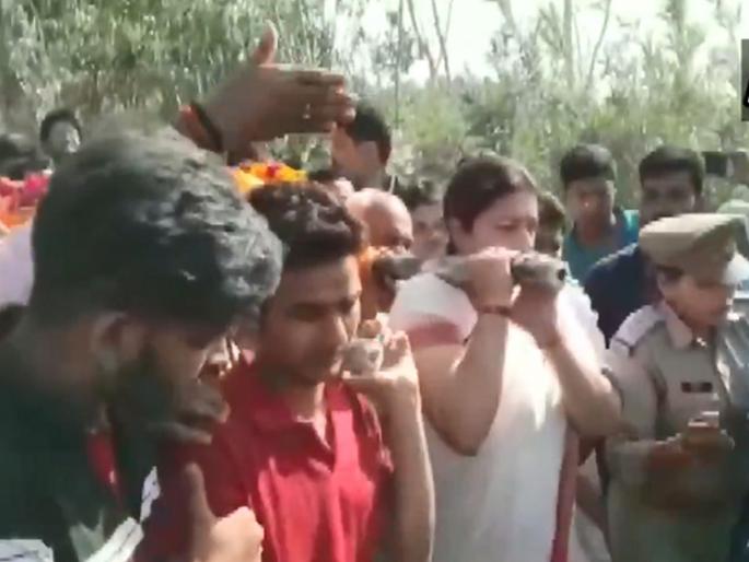 Union Minister Smriti Irani Lends A Shoulder To Surendra Singhs Mortal Remains In Amethi | अमेठीत निकटवर्तीयाची हत्या; स्मृती इराणींनी पार्थिवाला दिला खांदा Union Minister Smriti Irani Lends A Shoulder To Surendra Singhs Mortal Remains In Amethi | अमेठीत निकटवर्तीयाची हत्या; स्मृती इराणींनी पार्थिवाला दिला खांदा