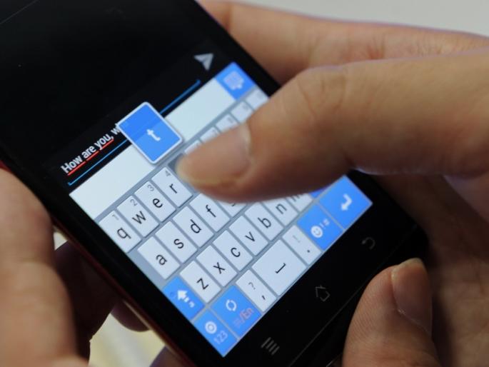 Mobile number sent to woman: Dispute erupts between two groups | महिलेला मोबाईल क्रमांक पाठविला : दोन गटात वाद उफाळला Mobile number sent to woman: Dispute erupts between two groups | महिलेला मोबाईल क्रमांक पाठविला : दोन गटात वाद उफाळला