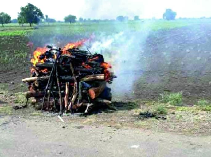 Many villages in the district have no adequate facilities for defying dead bodies | जिल्ह्यातील अनेक गावांत मृतदेहांची अवहेलना-अंत्यसंस्कारासाठी पुरेशा सुविधा नाहीत Many villages in the district have no adequate facilities for defying dead bodies | जिल्ह्यातील अनेक गावांत मृतदेहांची अवहेलना-अंत्यसंस्कारासाठी पुरेशा सुविधा नाहीत