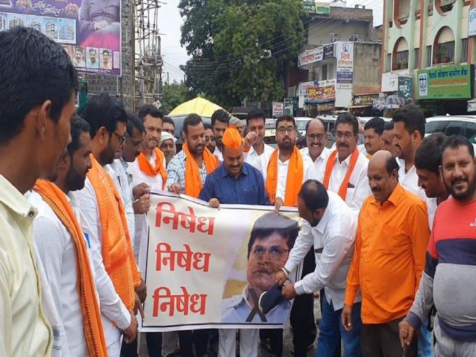 Agitation by attaching the image of Kirit Somaiya | किरीट सोमय्या यांच्या प्रतिमेला जोडे मारून आंदोलन Agitation by attaching the image of Kirit Somaiya | किरीट सोमय्या यांच्या प्रतिमेला जोडे मारून आंदोलन