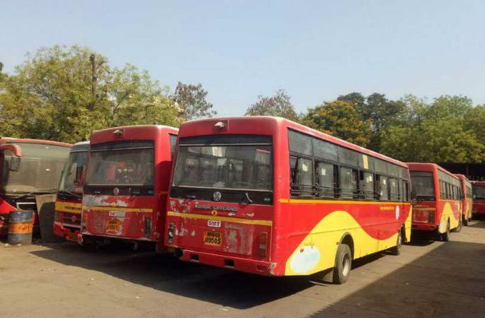 After fifteen days, the completion of Solapur transport personnel was finally over | पंधरा दिवसानंतर अखेर सोलापूर परिवहन कर्मचाºयांचा संप मागे After fifteen days, the completion of Solapur transport personnel was finally over | पंधरा दिवसानंतर अखेर सोलापूर परिवहन कर्मचाºयांचा संप मागे