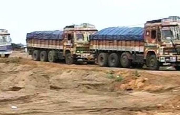 Smuggling of sand through Marathwada | मराठवाड्यातून चोरट्या मार्गाने रेतीची वाहतूक Smuggling of sand through Marathwada | मराठवाड्यातून चोरट्या मार्गाने रेतीची वाहतूक