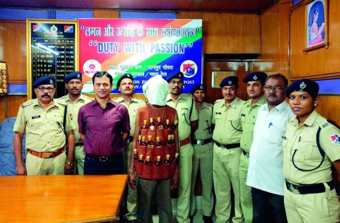 Special coat made for smuggling liquor! | दारूच्या तस्करीसाठी बनविला विशेष कोट ! Special coat made for smuggling liquor! | दारूच्या तस्करीसाठी बनविला विशेष कोट !