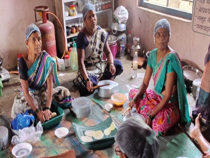 Vade, crispy Papad turnover crosses one crore; Production by more than 100 Women self-help groups in Mumbai | वडे, कुरकुरीत कुरडयांची उलाढाल एक कोटीवर; मुंबईत १०० पेक्षा अधिक बचत गटांकडून उत्पादन