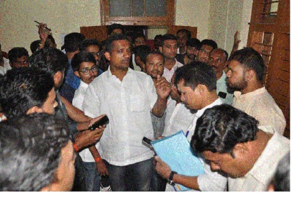 Agitating observers at the time of the election of Youth Congress were vigilant: the type of support run by the supporters | युवक काँग्रेसच्या निवडणूक निकालावेळी वादावादी निरीक्षकांना दमबाजी : समर्थकांचा अंगावर धावून जाण्याचा प्रकार  Agitating observers at the time of the election of Youth Congress were vigilant: the type of support run by the supporters | युवक काँग्रेसच्या निवडणूक निकालावेळी वादावादी निरीक्षकांना दमबाजी : समर्थकांचा अंगावर धावून जाण्याचा प्रकार