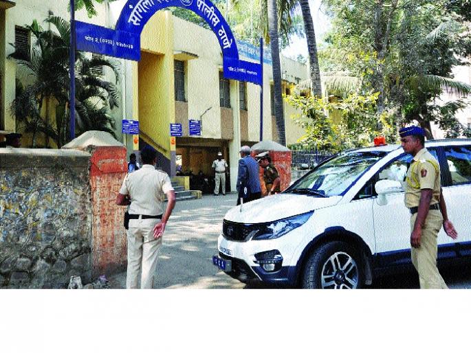 Do not want me a government, give me a meal! : Custody of Kamte's body | मला सरकारी नको, घरचे जेवण द्या! : कामटेचा कोठडीत धिंगाणा Do not want me a government, give me a meal! : Custody of Kamte's body | मला सरकारी नको, घरचे जेवण द्या! : कामटेचा कोठडीत धिंगाणा