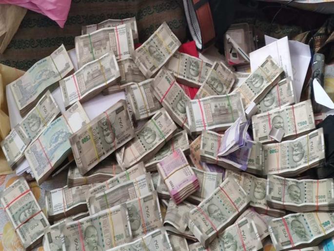 Income tax department raided cattle trader's house at haryana | व्यापाऱ्याच्या घरी आयकर विभागाची धाड; नोटा मोजण्यासाठी मशिन आणावी लागली Income tax department raided cattle trader's house at haryana | व्यापाऱ्याच्या घरी आयकर विभागाची धाड; नोटा मोजण्यासाठी मशिन आणावी लागली