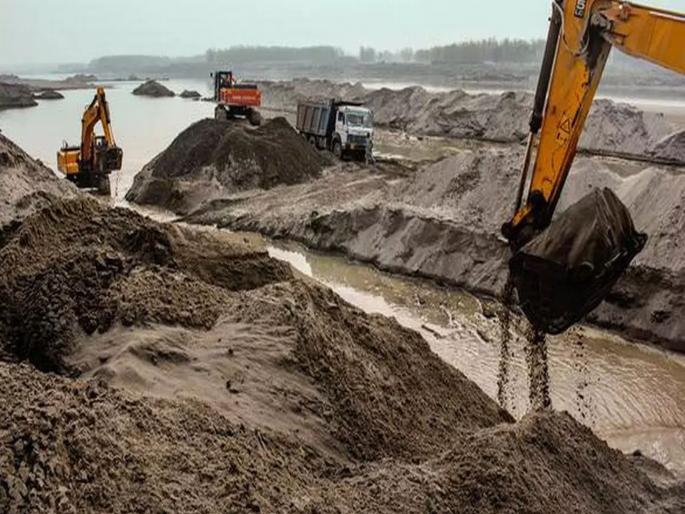 The revenue administration is responsible for preventing illegal mining of sand and minor minerals in rivers and canals | वाळू खाण्याची चटक लागलेल्यांवर जरब कशी बसवणार? The revenue administration is responsible for preventing illegal mining of sand and minor minerals in rivers and canals | वाळू खाण्याची चटक लागलेल्यांवर जरब कशी बसवणार?