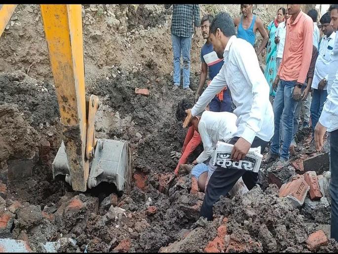 Two workers were injured when a wall collapsed during the construction of a vehicle depot in Panvel | पनवेल इथं वाहन तळाच्या बांधकामावेळी भिंत कोसळल्याने दोन कामगार जखमी Two workers were injured when a wall collapsed during the construction of a vehicle depot in Panvel | पनवेल इथं वाहन तळाच्या बांधकामावेळी भिंत कोसळल्याने दोन कामगार जखमी