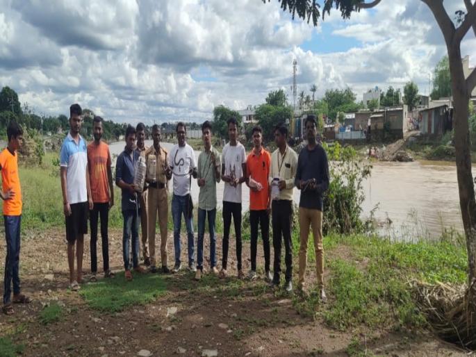 flood carring snake entry in home who near | पुरात वाहुन आलेले साप शिरले मानवी वस्तीत