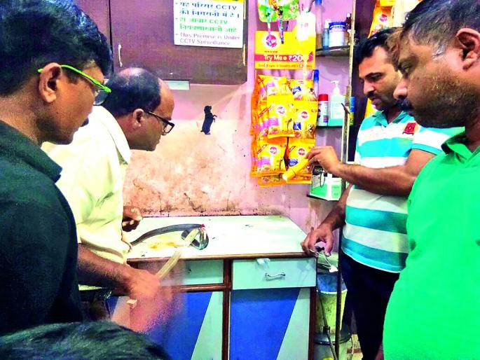 The struggle for the rescue of the injured Naga | जखमी नागाला वाचविण्याची धडपड