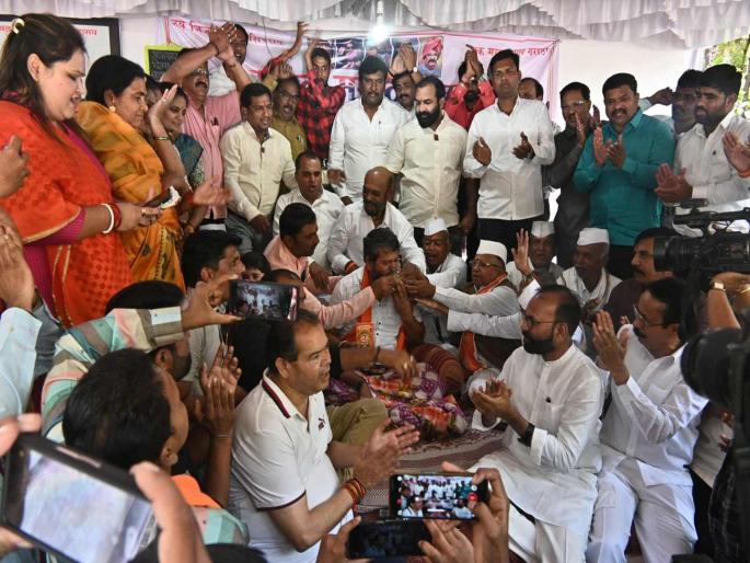 Maratha reservation: Fast to ends in Nashik but chain hunger strike continues | मराठा आरक्षण: नाशिकमध्ये आमरण उपोषण मागे मात्र साखळी उपोषण कायम Maratha reservation: Fast to ends in Nashik but chain hunger strike continues | मराठा आरक्षण: नाशिकमध्ये आमरण उपोषण मागे मात्र साखळी उपोषण कायम