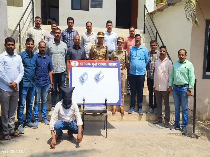 Two pistols found in Jalana youth's possession; Action of local crime branch at Phaltan | जालन्यातील तरुणाकडे सापडले दोन पिस्तूल; फलटण येथे स्थानिक गुन्हे शाखेची कारवाई Two pistols found in Jalana youth's possession; Action of local crime branch at Phaltan | जालन्यातील तरुणाकडे सापडले दोन पिस्तूल; फलटण येथे स्थानिक गुन्हे शाखेची कारवाई