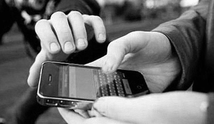 Dhoomstyle came and snatched the mobile from the young man's hand in dhule | धुळ्यात धूमस्टाईल येत तरुणाच्या हातातून मोबाईल हिसकाविला