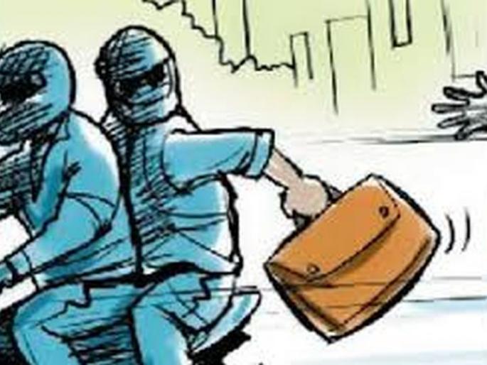 The three who came from the two-wheeler snatched money from traders | दुचाकीवरून आलेल्या तिघांनी अडत्याचे सव्वा लाख रुपये हिसकावले The three who came from the two-wheeler snatched money from traders | दुचाकीवरून आलेल्या तिघांनी अडत्याचे सव्वा लाख रुपये हिसकावले