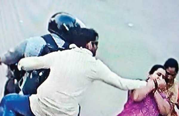 Golden chain was snatched and fled, but the mobile made a scam .. Arrested in 24 hours | मंगळसूत्र हिसकावून पळाले पण मोबाईलने केला घोटाळा.. २४ तासात जेरबंद झाले Golden chain was snatched and fled, but the mobile made a scam .. Arrested in 24 hours | मंगळसूत्र हिसकावून पळाले पण मोबाईलने केला घोटाळा.. २४ तासात जेरबंद झाले