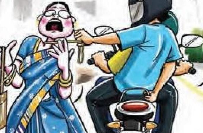 He snatched the charm of the old man who was doing centipede | शतपावली करणाऱ्या वृद्धेची मोहनमाळ हिसकावली