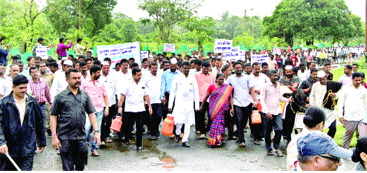 The boiled milk in kettlelle boils in the bottom | तळकोकणातही ‘किटली’तील दुधाला फुटली उकळी The boiled milk in kettlelle boils in the bottom | तळकोकणातही ‘किटली’तील दुधाला फुटली उकळी