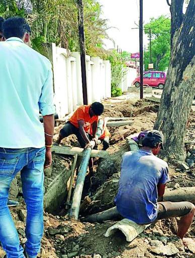 Electric cable damaged due to the construction of Metro rail in Nagpur | नागपुरात मेट्रो रेल्वेच्या कामामुळे वीज केबल क्षतिग्रस्त Electric cable damaged due to the construction of Metro rail in Nagpur | नागपुरात मेट्रो रेल्वेच्या कामामुळे वीज केबल क्षतिग्रस्त
