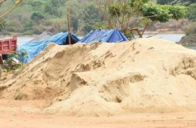 Sand theft from Shegaon on Madhya Pradesh receipt | मध्यप्रदेशाच्या पावतीवर शेगावातून रेतीची चोरी Sand theft from Shegaon on Madhya Pradesh receipt | मध्यप्रदेशाच्या पावतीवर शेगावातून रेतीची चोरी