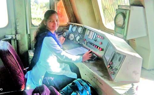 Proud; Now the railway buttons are in the hands of the woman | अभिमानास्पद; आता रेल्वेची बटनंही महिलेच्या हाती Proud; Now the railway buttons are in the hands of the woman | अभिमानास्पद; आता रेल्वेची बटनंही महिलेच्या हाती