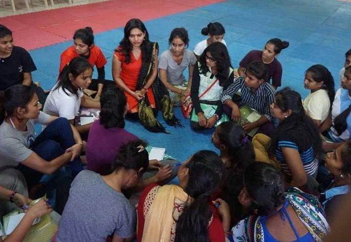 Menstrual awareness among orphan girls leaving the job of software engineer | सॉफ्टवेअर इंजिनिअरची नोकरी सोडून अनाथाश्रमातील मुलींमध्ये केली जागृती Menstrual awareness among orphan girls leaving the job of software engineer | सॉफ्टवेअर इंजिनिअरची नोकरी सोडून अनाथाश्रमातील मुलींमध्ये केली जागृती