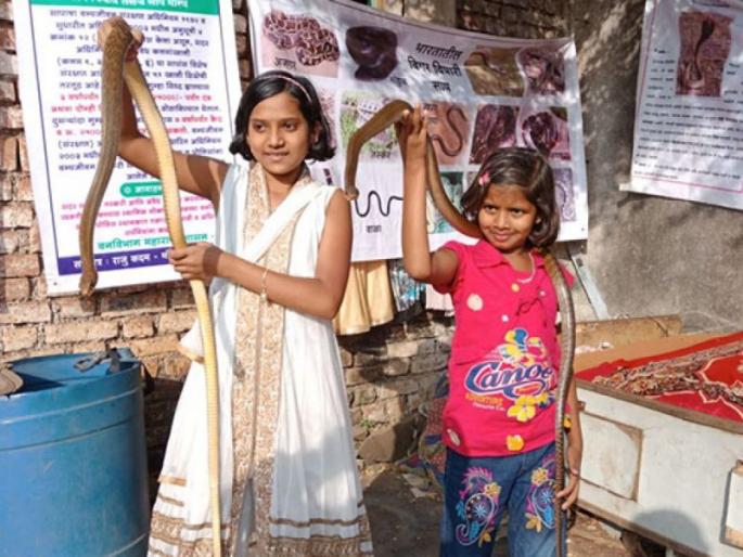  Snake hand-treated by a sperm, childhood poem | चिमुकल्या हातांनी हाताळले सर्प, बालदिनानिमित्त बाल सर्पमित्रांनी केले प्रबोधन