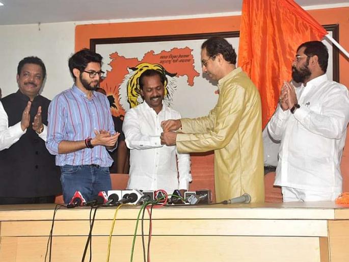 In the hands of Shivsena's saffron flag, MLA Borora formed Shiv bandhan by uddhav thackery | शिवसेनेचा भगवा झेंडा घेतला हाती, राष्ट्रवादीच्या आमदार बरोरा यांनी शिवबंधन बांधले In the hands of Shivsena's saffron flag, MLA Borora formed Shiv bandhan by uddhav thackery | शिवसेनेचा भगवा झेंडा घेतला हाती, राष्ट्रवादीच्या आमदार बरोरा यांनी शिवबंधन बांधले