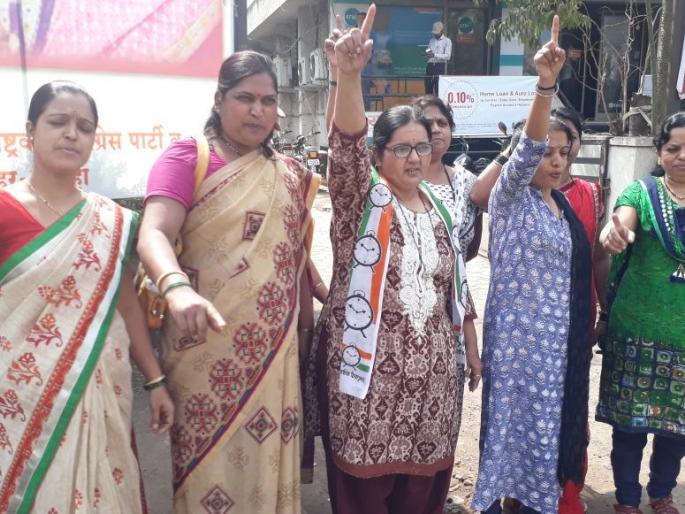 Nationalist Congress Party agitators protest against GST on Sangliit sanitary pad: 22 percent tax on pad | सांगलीत सॅनिटरी पॅडसवरील जीएसटीविरोधात आंदोलन, महिला राष्ट्रवादीचे निवेदन : पॅडसवर २२ टक्के कर हटवा