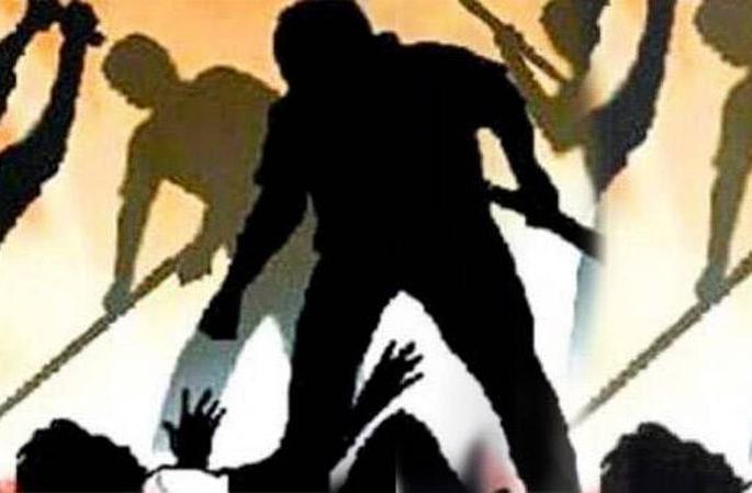 Fighting over fuse in Transformer ; Three seriously injured | रोहित्रामध्ये फ्यूज लावण्यावरून हाणामारी; तीन गंभीर जखमी Fighting over fuse in Transformer ; Three seriously injured | रोहित्रामध्ये फ्यूज लावण्यावरून हाणामारी; तीन गंभीर जखमी