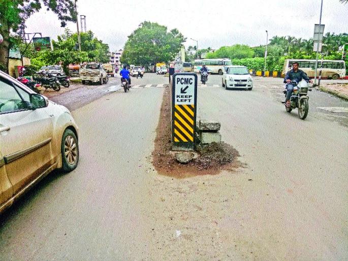 Impact Lokmat: Splitter Impressed Reflector | प्रभाव लोकमतचा : दुभाजकाला बसविले रिफ्लेक्टर Impact Lokmat: Splitter Impressed Reflector | प्रभाव लोकमतचा : दुभाजकाला बसविले रिफ्लेक्टर