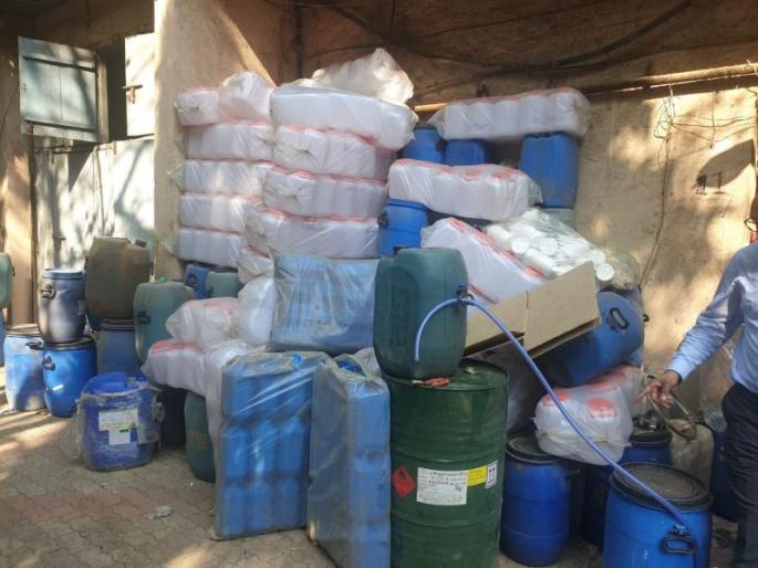 corona virus Ducks duplicate sanitizer stocks billions of rupees in mumbai | corona virus : संधीसाधूंवर धाड, डुप्लीकेट सॅनिटायझर्सचा कोट्यवधी रुपयांचा साठा जप्त corona virus Ducks duplicate sanitizer stocks billions of rupees in mumbai | corona virus : संधीसाधूंवर धाड, डुप्लीकेट सॅनिटायझर्सचा कोट्यवधी रुपयांचा साठा जप्त