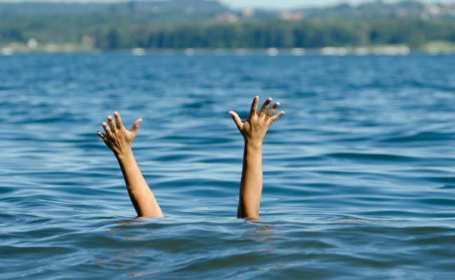 Shocking ... The father threw the three little girls in the river in UP MMG | धक्कादायक... वडिलांनीच पोटच्या तीन लहान मुलींना नदीत फेकून दिलं Shocking ... The father threw the three little girls in the river in UP MMG | धक्कादायक... वडिलांनीच पोटच्या तीन लहान मुलींना नदीत फेकून दिलं