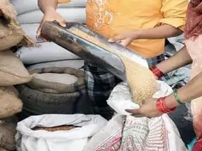 Crime against both in food grain sale case, black market in ration shop in ulhasnagar | अन्नधान्य विक्री प्रकरणी दोघांवर गुन्हा, शिधावाटप दुकानात काळाबाजार Crime against both in food grain sale case, black market in ration shop in ulhasnagar | अन्नधान्य विक्री प्रकरणी दोघांवर गुन्हा, शिधावाटप दुकानात काळाबाजार