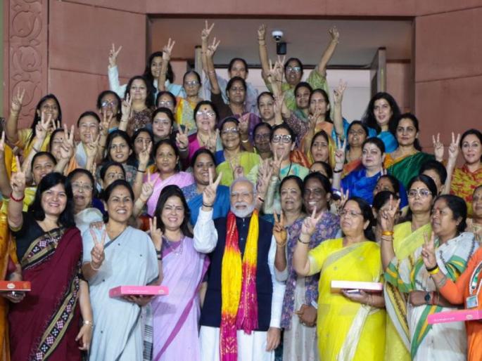 PM Narendra Modi meets women MPs; Smriti Irani said, "Modi hai to mumkin hai". | पंतप्रधान मोदींनी महिला खासदारांची घेतली भेट; स्मृती इराणी म्हणाल्या, "मोदी है तो मुमकिन है" PM Narendra Modi meets women MPs; Smriti Irani said, "Modi hai to mumkin hai". | पंतप्रधान मोदींनी महिला खासदारांची घेतली भेट; स्मृती इराणी म्हणाल्या, "मोदी है तो मुमकिन है"