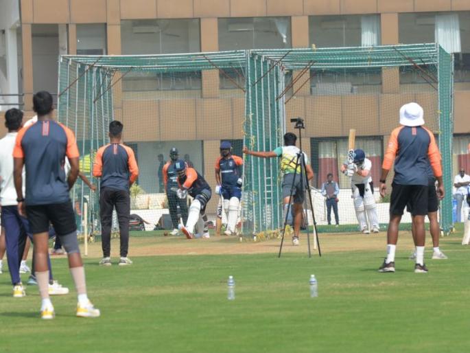 Maharashtra-Saurashtra team starts practice at Indira Gandhi Stadium; Ranji match in Solapur from tomorrow | महाराष्ट्र-सौराष्ट्रचा संघाचा इंदिरा गांधी स्टेडियमवर सराव सुरू; उद्यापासून सोलापुरात रणजी सामना Maharashtra-Saurashtra team starts practice at Indira Gandhi Stadium; Ranji match in Solapur from tomorrow | महाराष्ट्र-सौराष्ट्रचा संघाचा इंदिरा गांधी स्टेडियमवर सराव सुरू; उद्यापासून सोलापुरात रणजी सामना