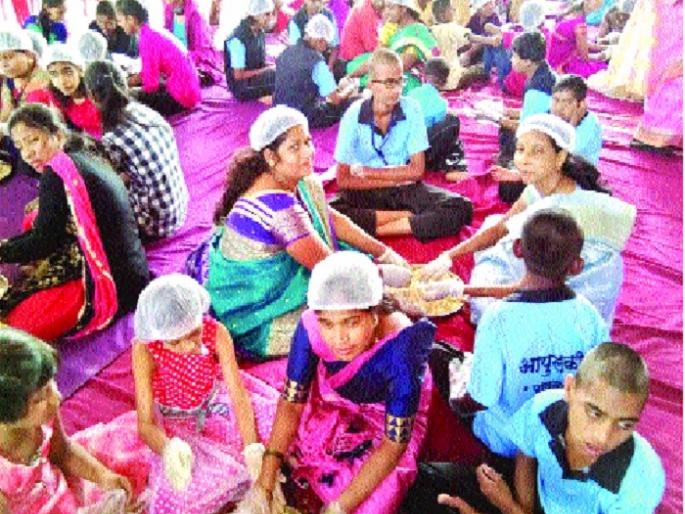 Satara: A total of 186 kilo snowman for those students | सातारा : त्या विद्यार्थ्यांसाठी तब्बल १८६ किलोचा स्नोमॅन