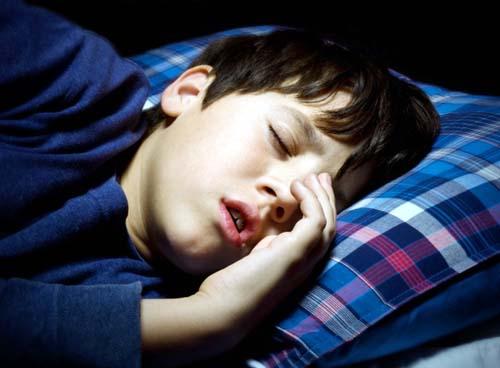 Hey Dad ... Sleep deprivation causes weight gain and diabetes, the risk of heart attack | अरे बाप रे... झोपेत घोरल्यामुळे वजन वाढतं अन् मधुमेह, हदयविकाराच्या धोका Hey Dad ... Sleep deprivation causes weight gain and diabetes, the risk of heart attack | अरे बाप रे... झोपेत घोरल्यामुळे वजन वाढतं अन् मधुमेह, हदयविकाराच्या धोका
