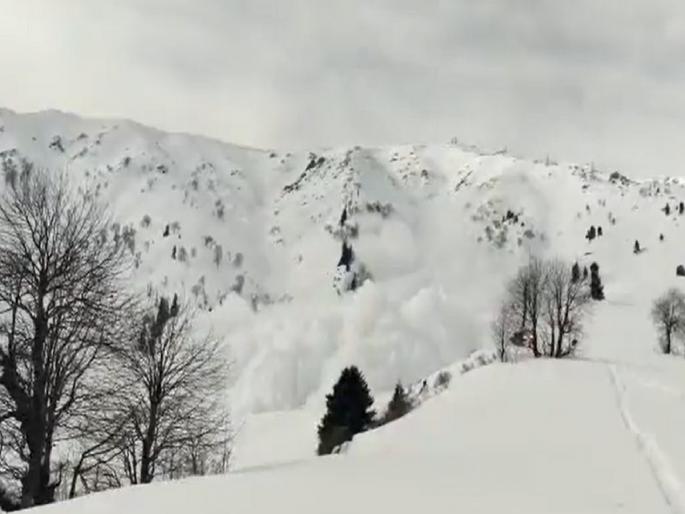Video : Avalanche near skiing resort of Gulmarg, 2 foreigners killed | Video : गुलमर्गच्या स्कीइंग रिसॉर्टजवळ हिमस्खलन, 2 परदेशी नागरिकांचा मृत्यू Video : Avalanche near skiing resort of Gulmarg, 2 foreigners killed | Video : गुलमर्गच्या स्कीइंग रिसॉर्टजवळ हिमस्खलन, 2 परदेशी नागरिकांचा मृत्यू